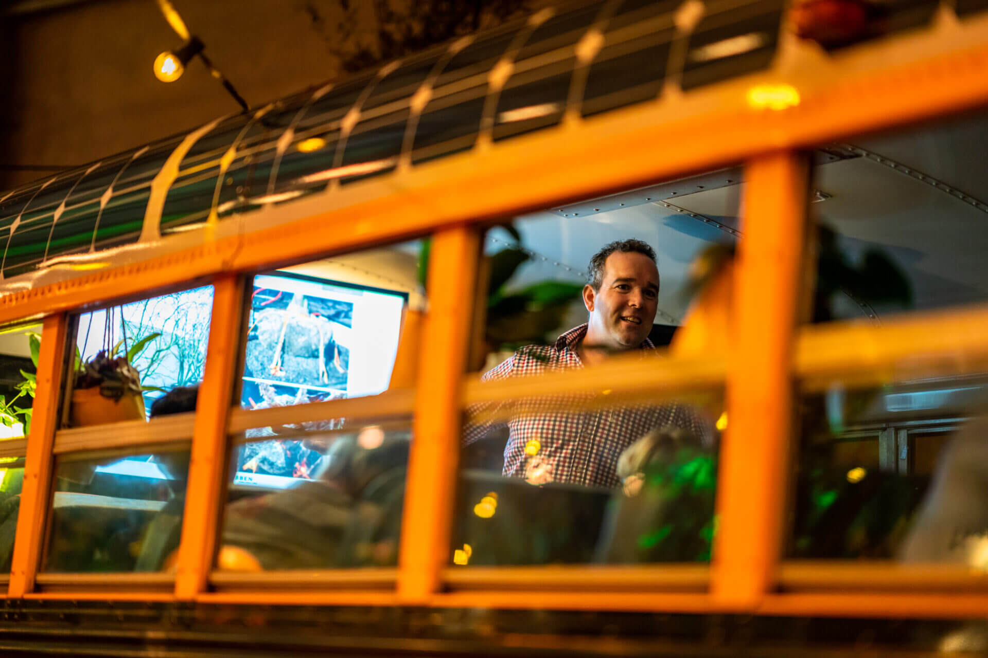 presentatie scherm in oude schoolbus