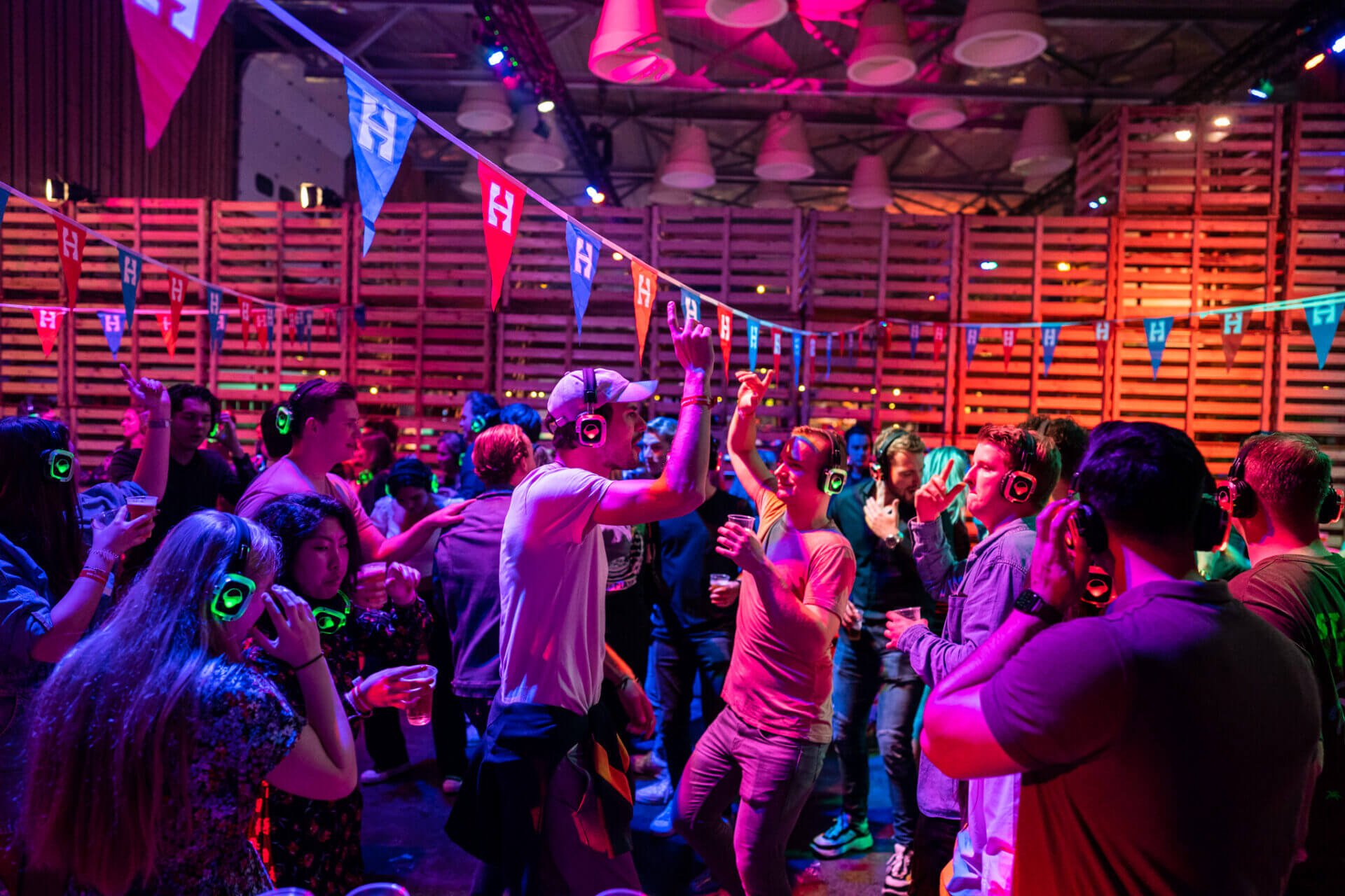 Personeel danst bij bedrijfsfestival