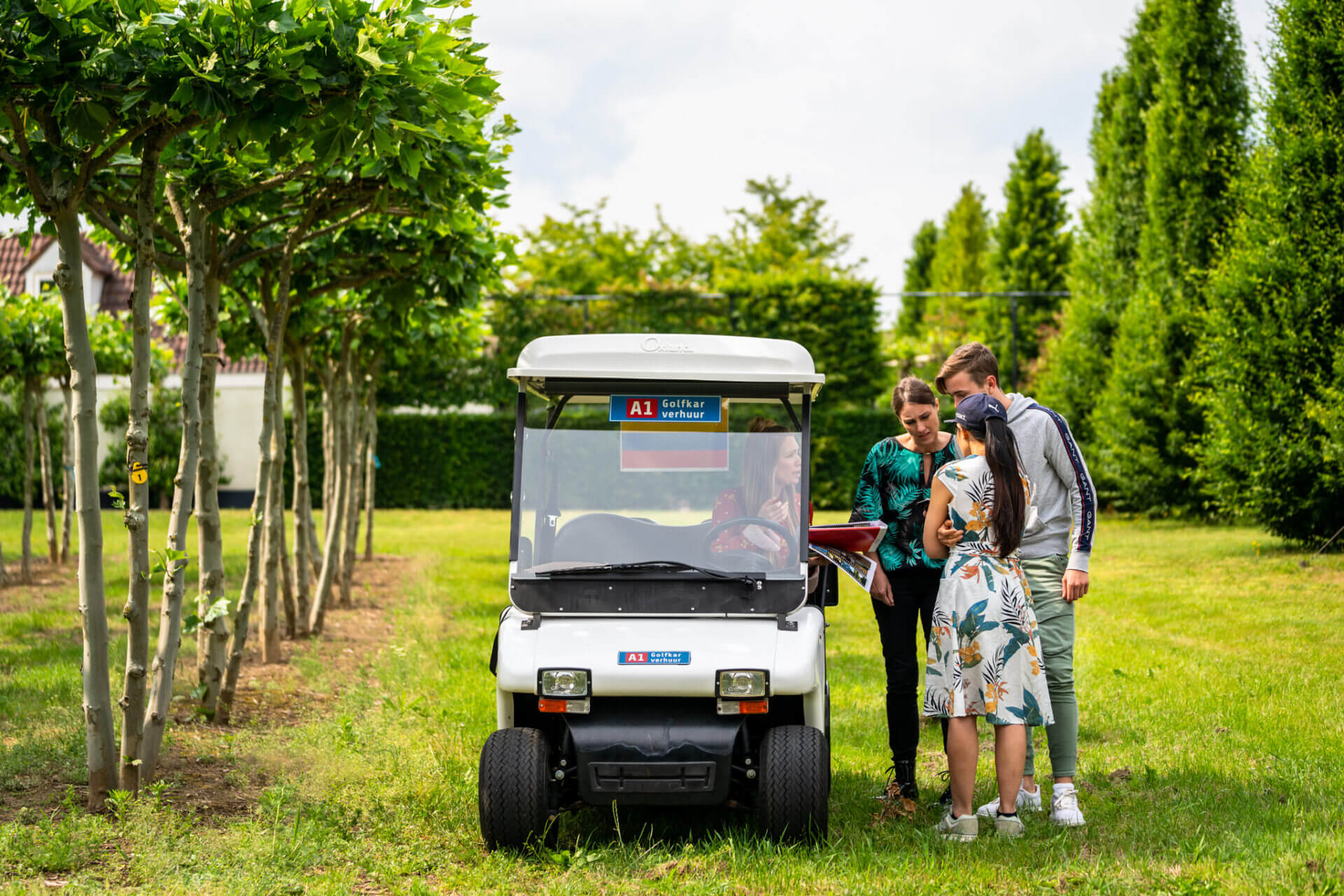 Golfkarretje op een boomkwekerij op zoek naar aanwijzingen