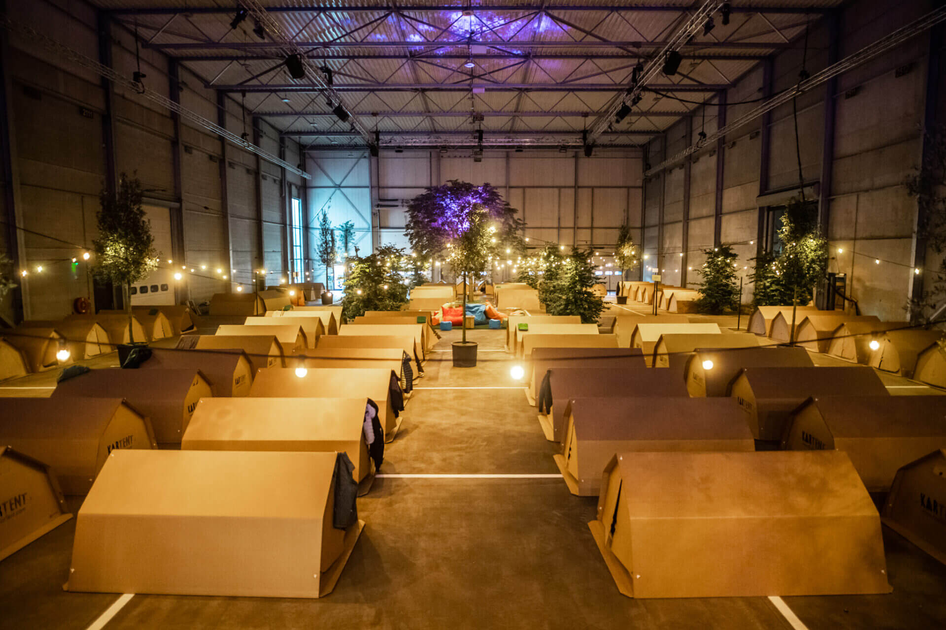 indoor glamping met gerecyclede kartonnen tenten