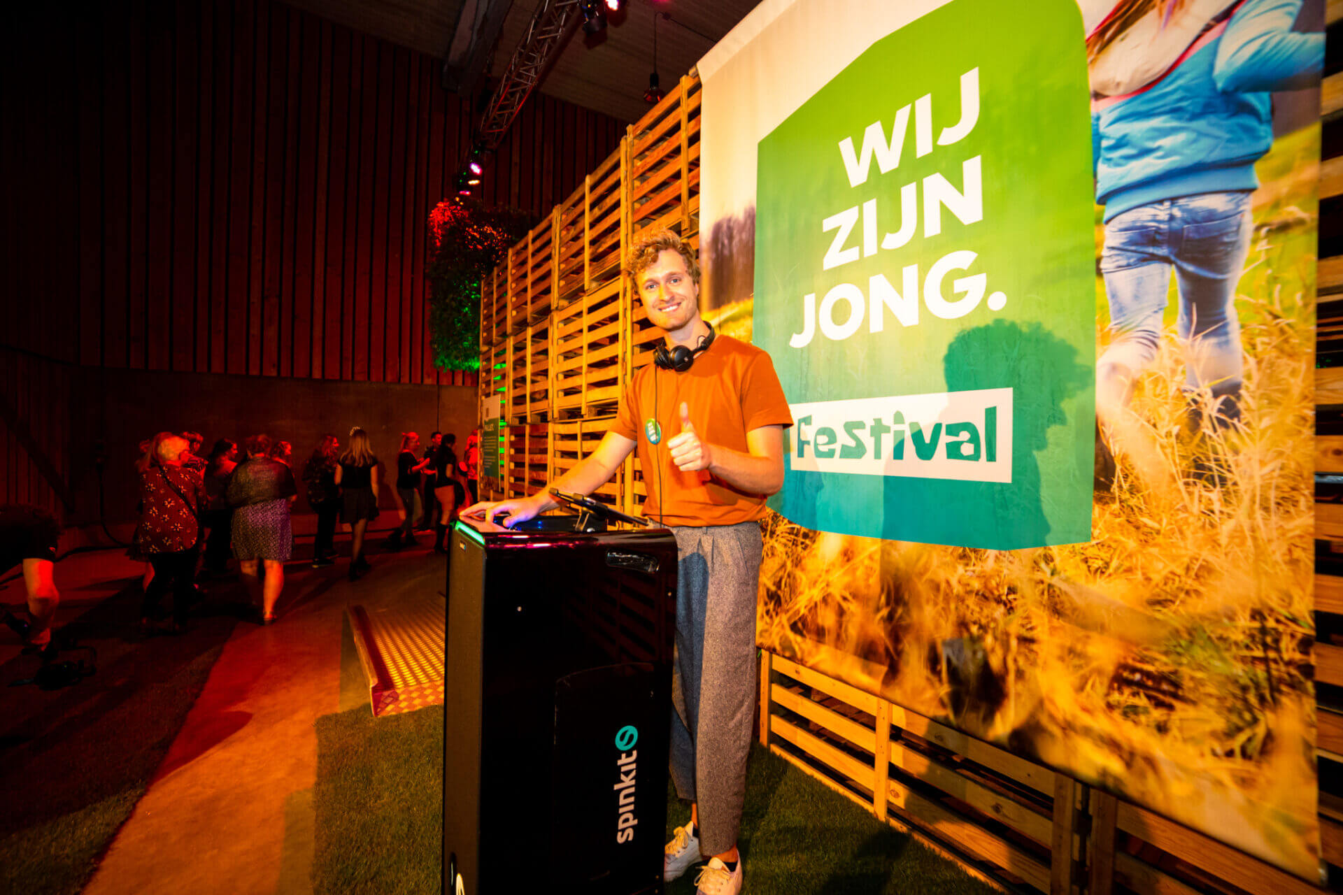 DJ bij bedrijfsfestival