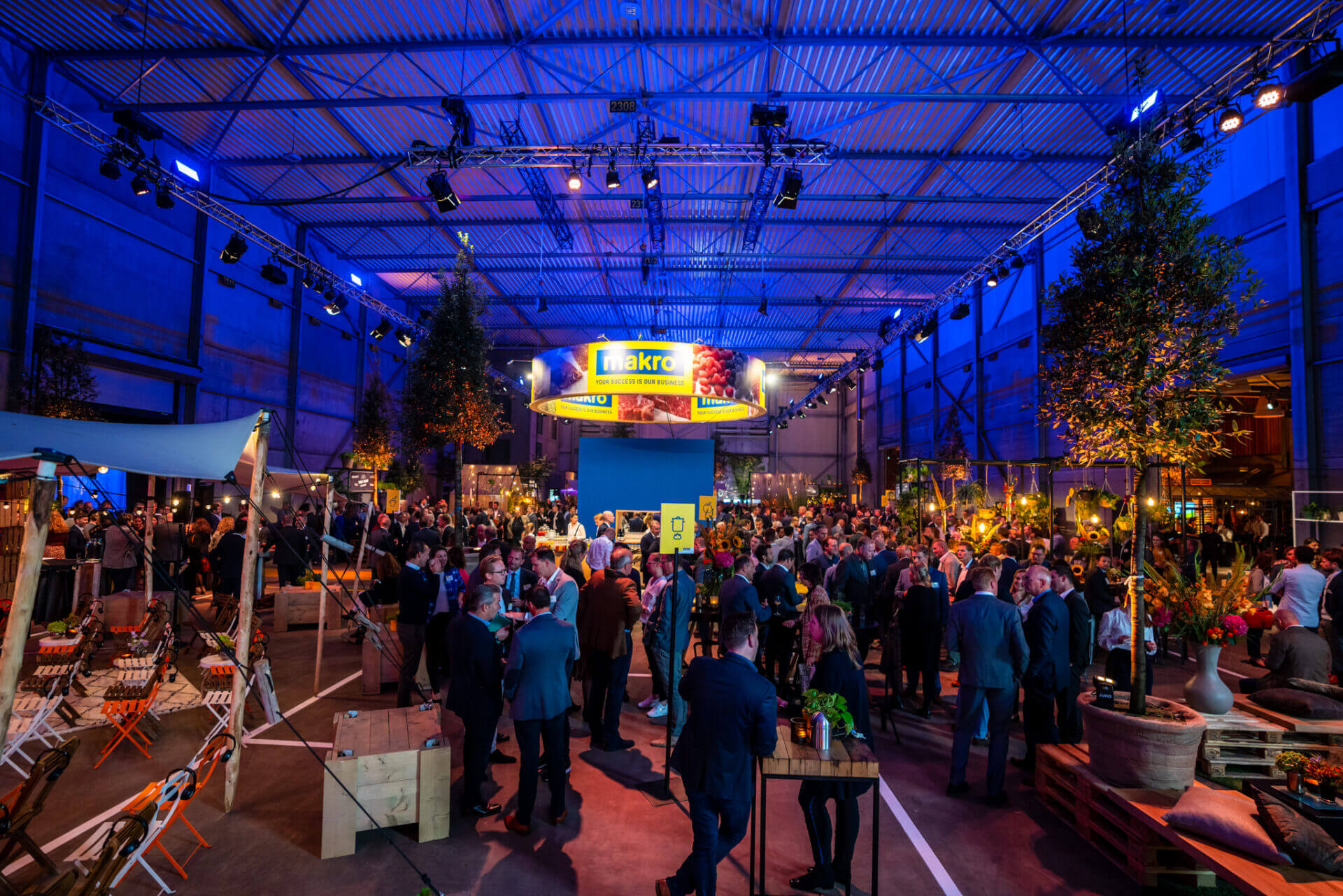 groene evenementenhal met bomen