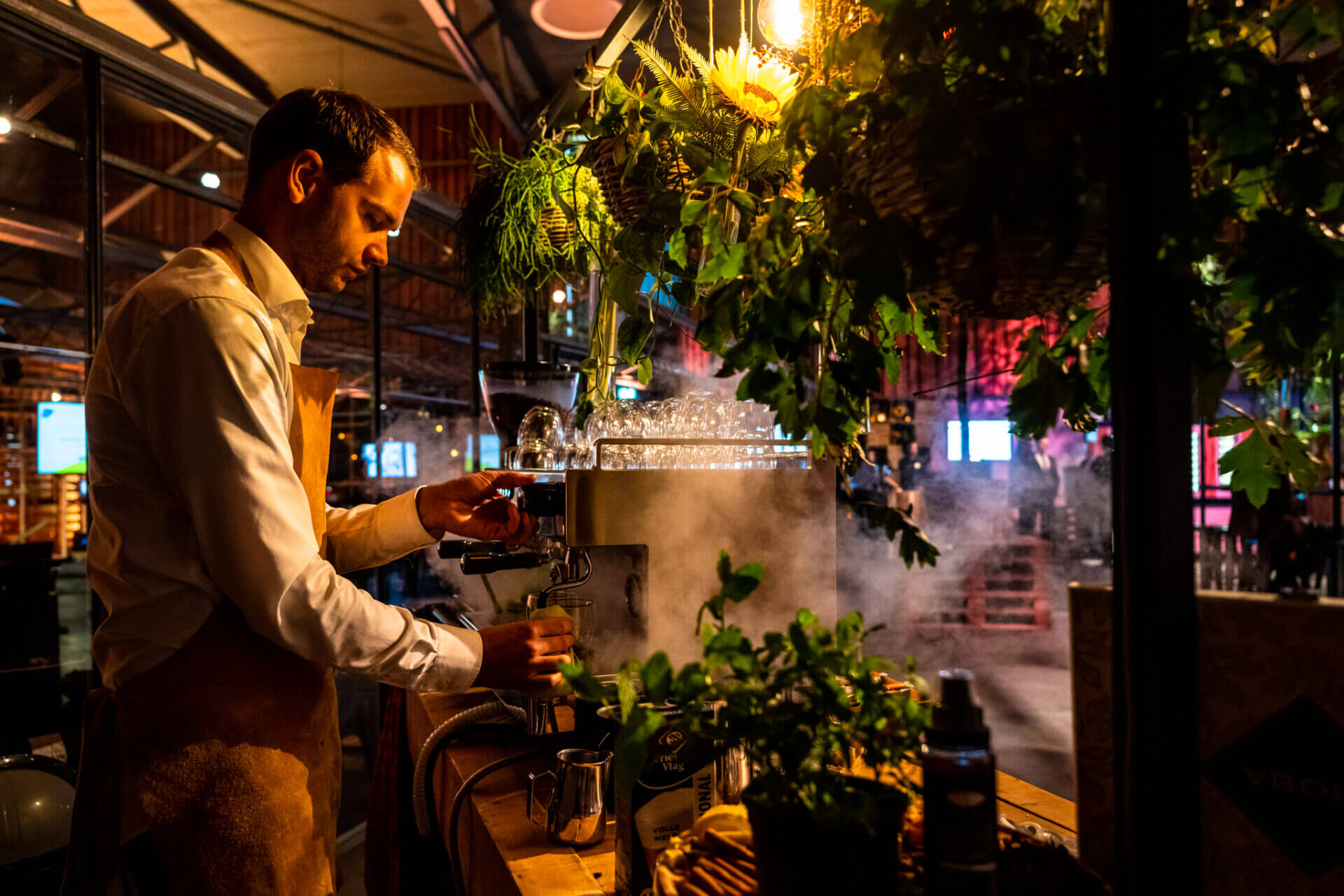 barista aan het werk in groene evenementenhal