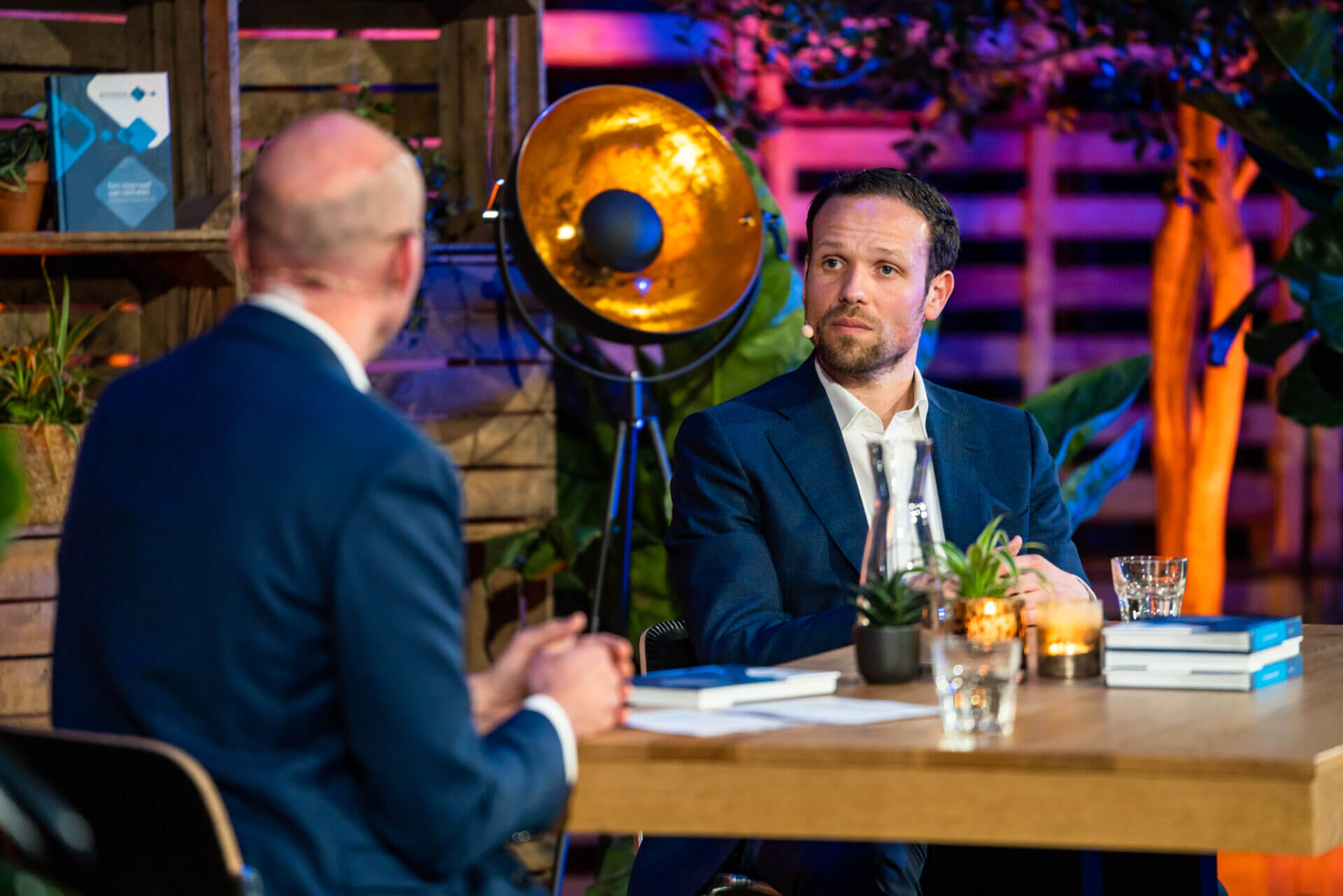 Mannen in gesprek tijdens online event