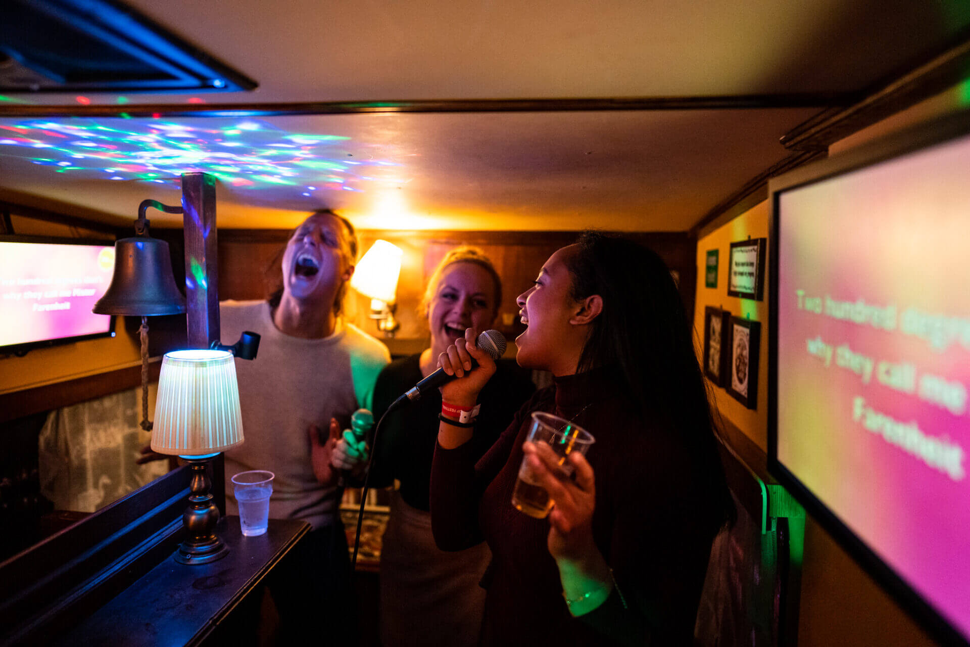 Personeel zingt karaoke bij bedrijfsfestival