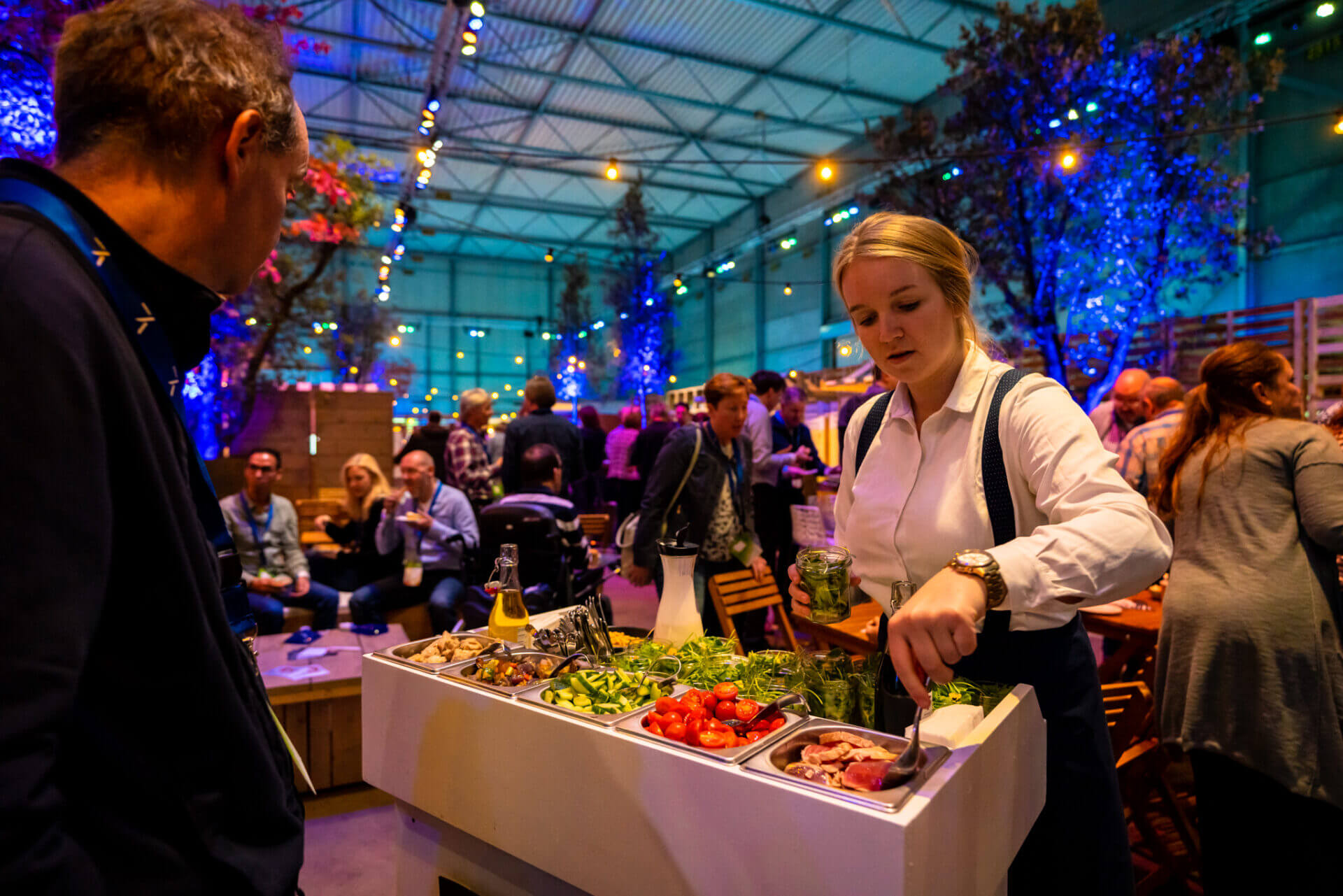 Catering tijdens congres in met groen beklede duurzame evenementenhal