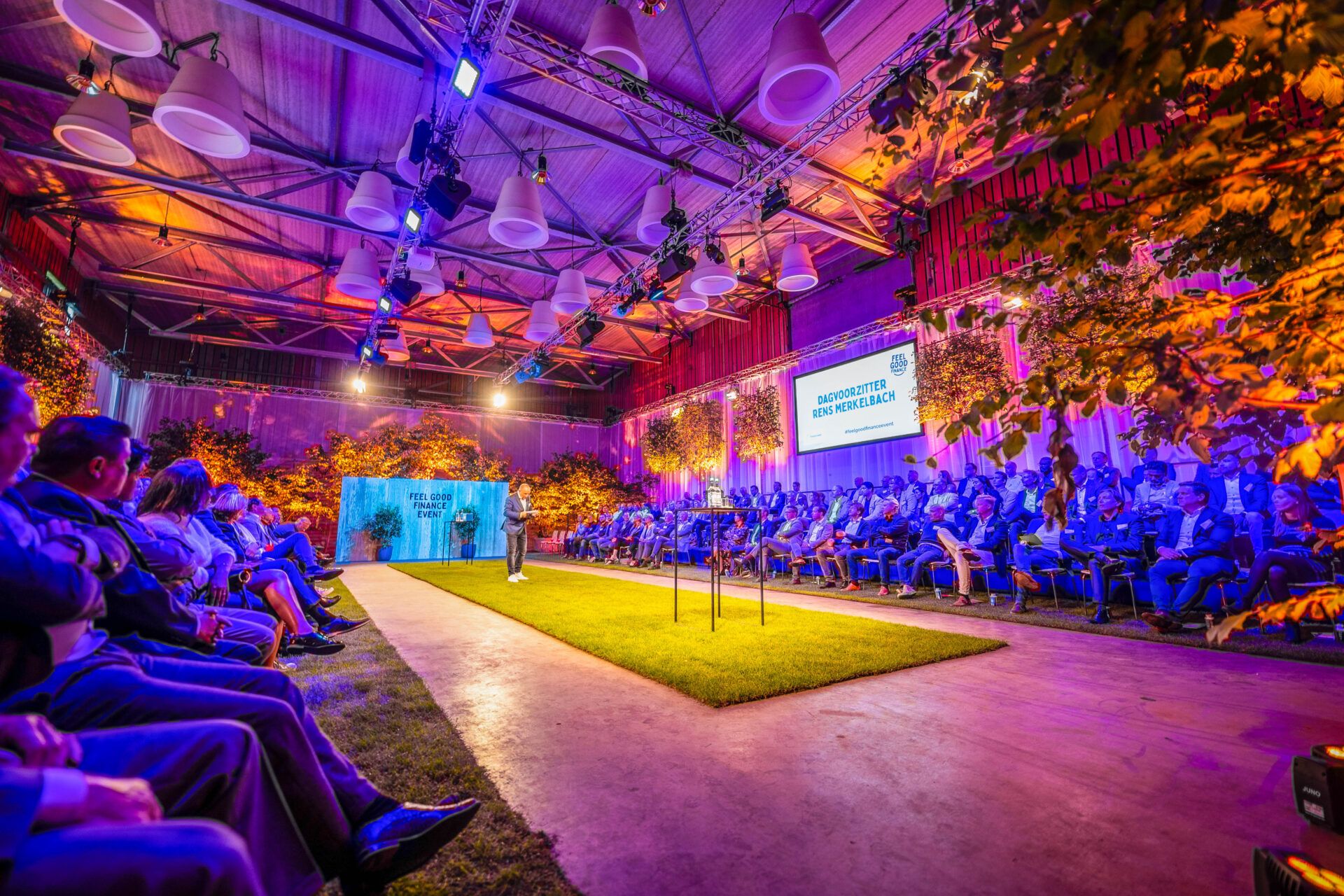 Congreslocatie met kleurrijke aankleding in indoor beplanting