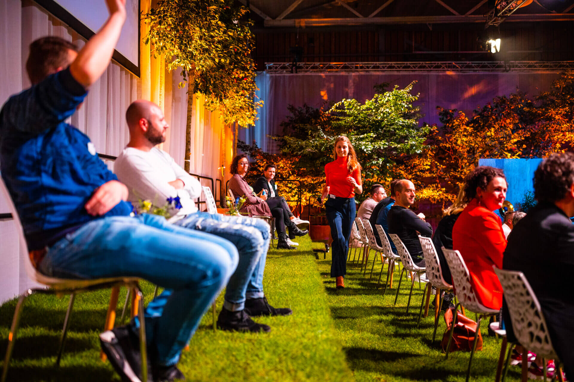 man steekt hand op tijdens presentatie