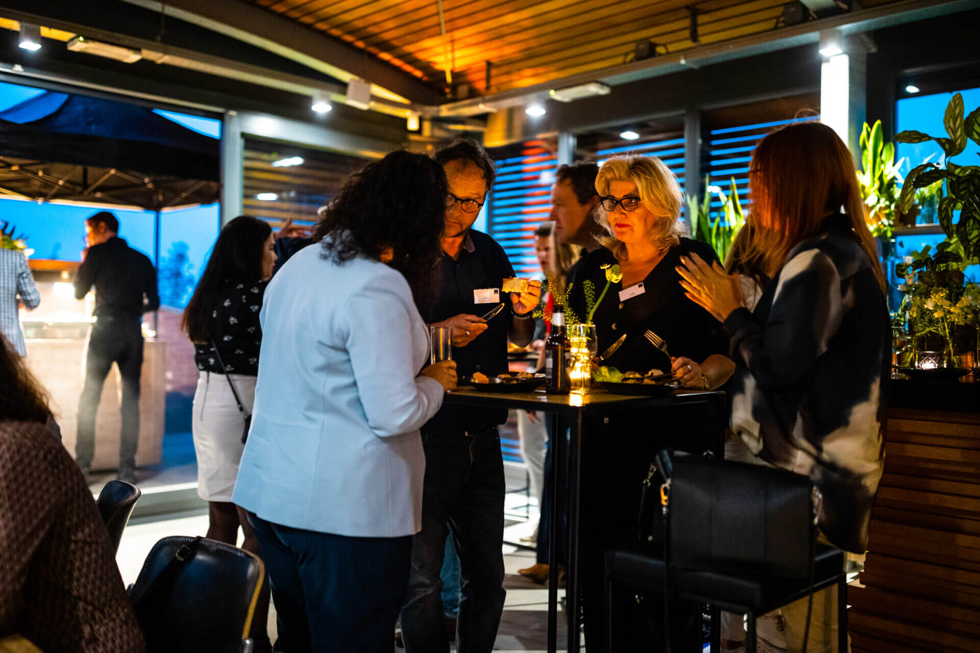 Collega's praten met elkaar tijdens bbq op inspiratiedag